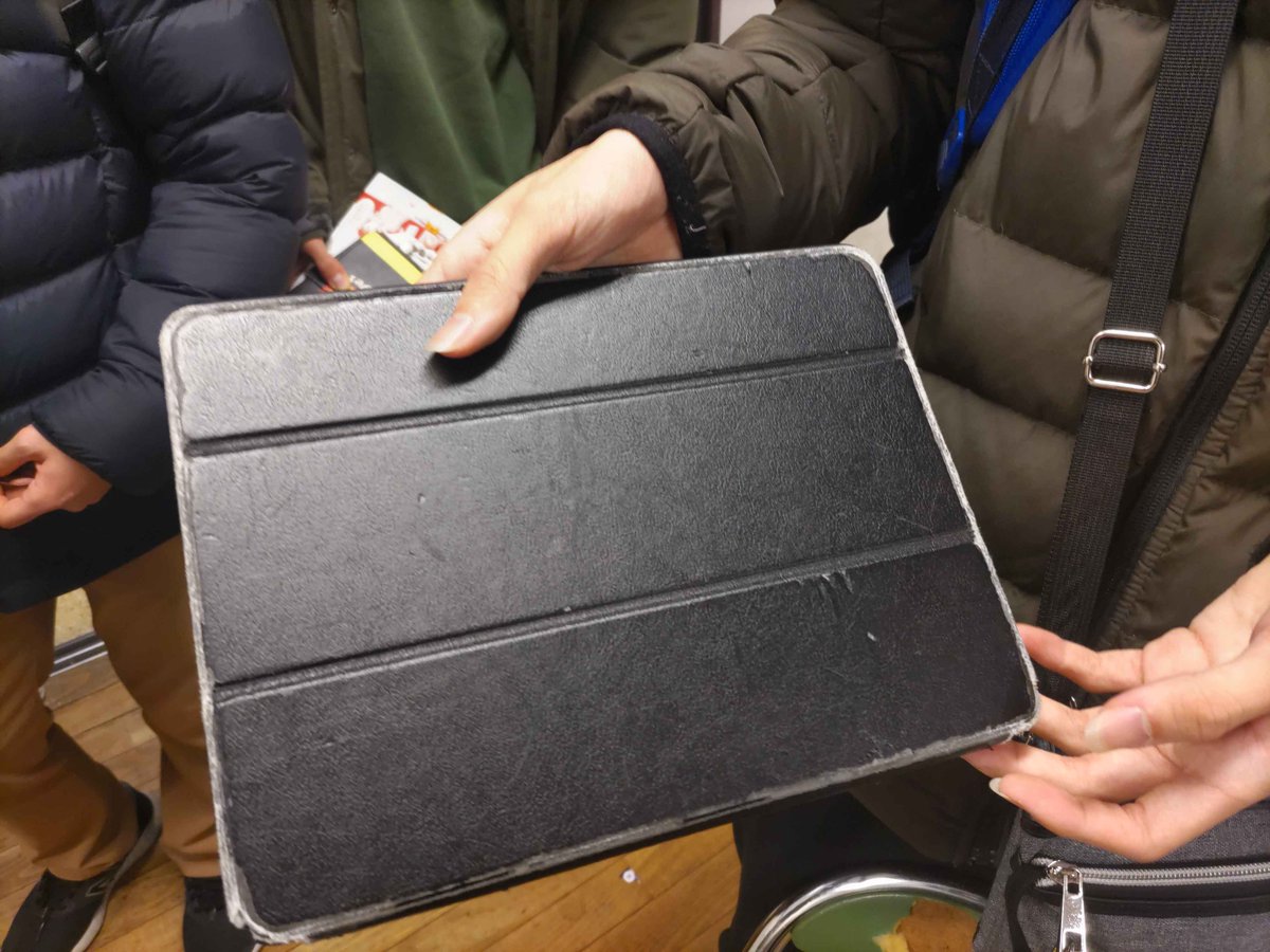 QuarKFresh5th's tweet photo. 落とし物です。
心当たりのある方はご連絡ください。 https://t.co/qlWOylYphV