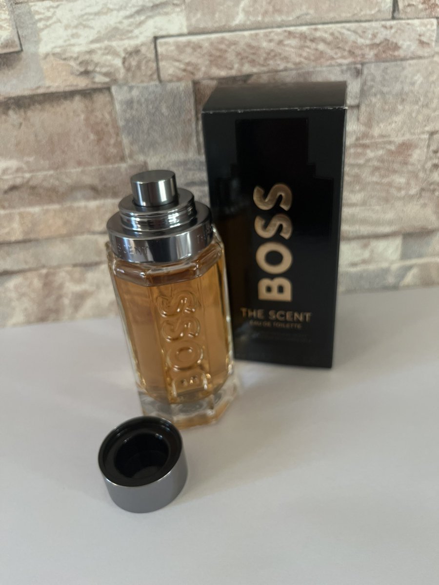 moradz2018's tweet photo. BOSS THE SCENT 

Flacon beau, odeur envoûtante  avec des notes exquises , mais qui ne tient pas toute la journée dommage! @Influenster  @HUGOBOSS 
 #influenster #boss #thescent #eaudetoilette #homme #BOISEE #sensuel #epices #energissant #gingembre #maninka #cuir #ambre #elixir https://t.co/S9M1ufLlCA