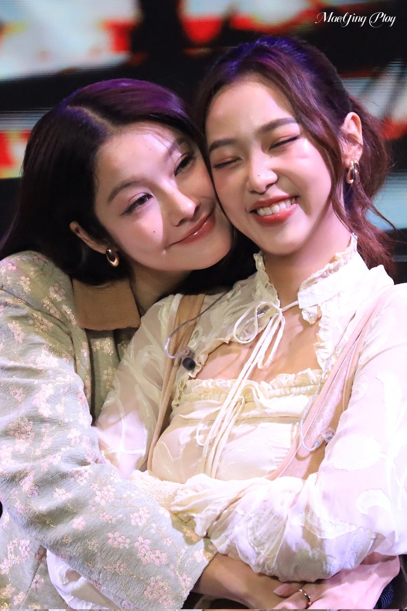 MaeYing_MiYoung's tweet photo. อยู่ๆพี่น้ำตาลพูด: 
"Girls rules กฎหลัก ห้ามรักฟิล์ม"

เอ่อะะะะะ.... คลินิกจัดฟันใกล้ฉันนนน

NAMTANFILM FANDAY16 IN KH
#NFFANDAYxCAMBODIA https://t.co/9Kepenilwk