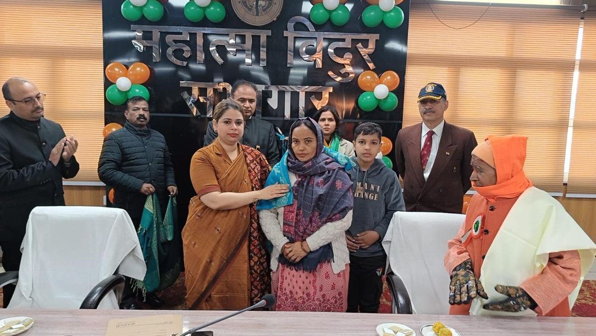 dmbijnor's tweet image. समस्त जनपदवासियों को मेरी ओर से 76वें गणतंत्र दिवस की अनंत शुभकामनायें साथ ही मैं उन सभी महान विभूतियों का स्मरण करती हूं, जिनके संघर्ष से 1950 में आज के दिन हमारा  संविधान लागू हुआ और जिन्होंने अपने शौर्य से भारतीय गणतंत्र की रक्षा की ।  
जय हिंद, जय भारत।
