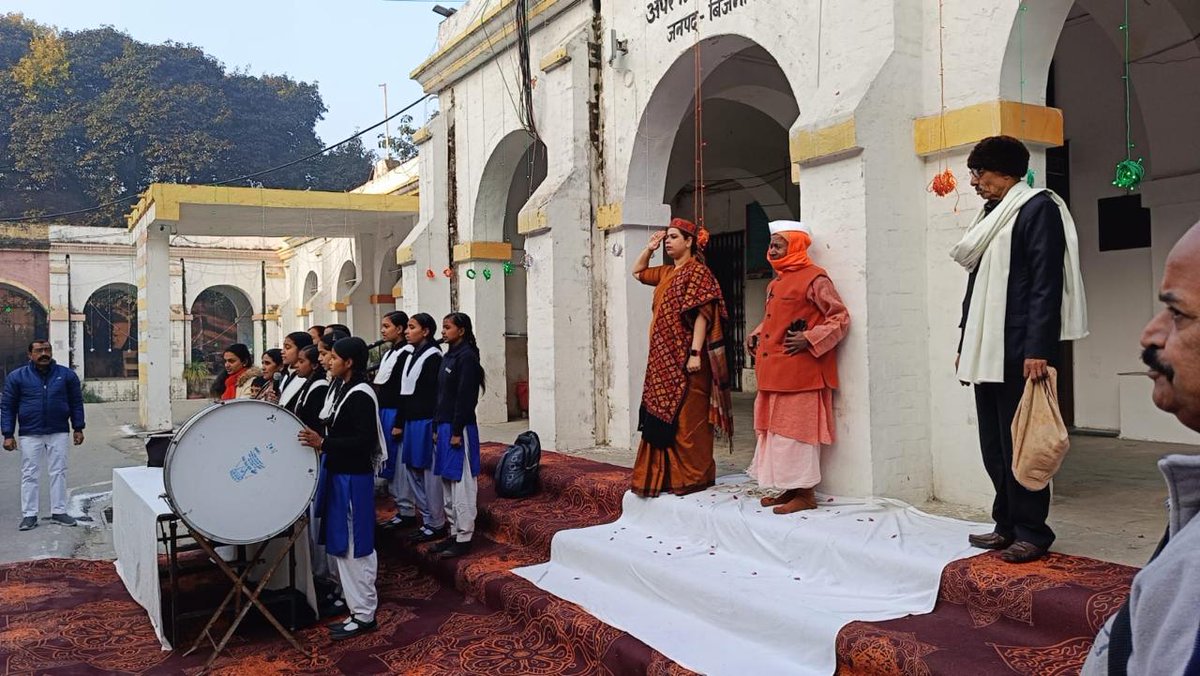 dmbijnor's tweet image. समस्त जनपदवासियों को मेरी ओर से 76वें गणतंत्र दिवस की अनंत शुभकामनायें साथ ही मैं उन सभी महान विभूतियों का स्मरण करती हूं, जिनके संघर्ष से 1950 में आज के दिन हमारा  संविधान लागू हुआ और जिन्होंने अपने शौर्य से भारतीय गणतंत्र की रक्षा की ।  
जय हिंद, जय भारत।