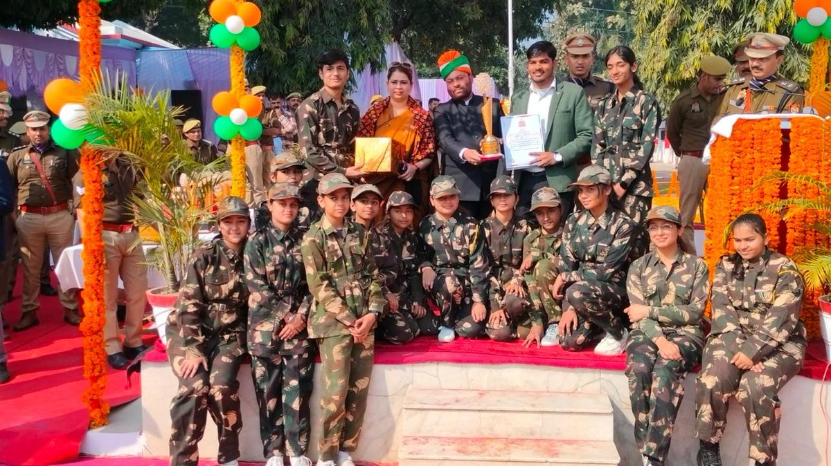 dmbijnor's tweet image. समस्त जनपदवासियों को मेरी ओर से 76वें गणतंत्र दिवस की अनंत शुभकामनायें साथ ही मैं उन सभी महान विभूतियों का स्मरण करती हूं, जिनके संघर्ष से 1950 में आज के दिन हमारा  संविधान लागू हुआ और जिन्होंने अपने शौर्य से भारतीय गणतंत्र की रक्षा की ।  
जय हिंद, जय भारत।