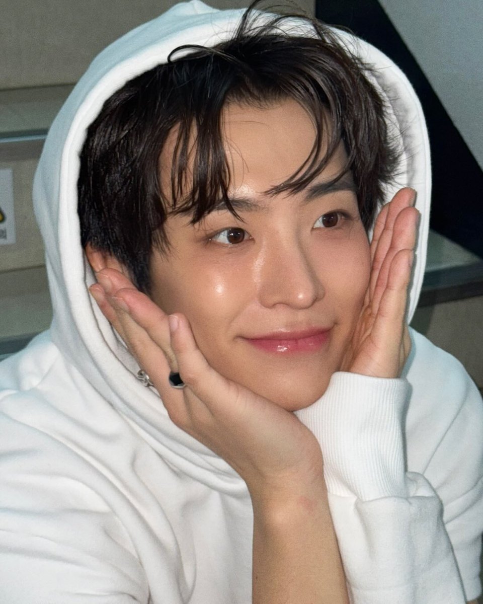 cyjprint's tweet photo. HOW IS YOUNGJAE REAL https://t.co/4Arh9SS3U8