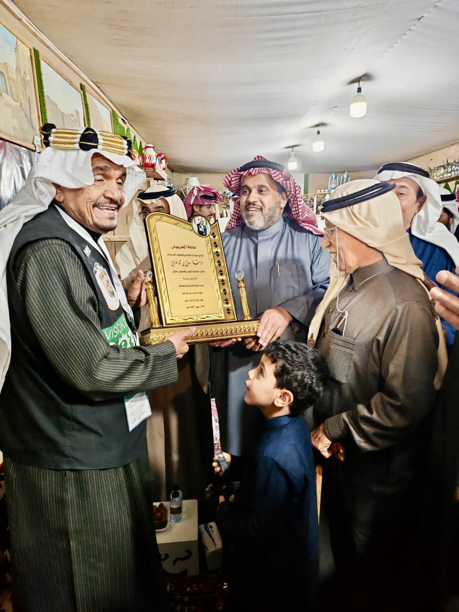 alkharboush1075's tweet photo. قامت عائلة #الخربوش في اجتماعها السنوي 1446هـ بزيارةٍ لمتحف #الرس التاريخي لصاحبه الشاعر والمرشد السياحي الاستاذ: صالح بن محمد المزروع ، المحتوي على مجموعة من الوثائق والكتب والأدوات التراثية فشكراً  للاستاذ صالح #المزروع على حفاوة الاستقبال وثراء المعلومات .
#هيئة_التراث https://t.co/Zs51cFj3jx