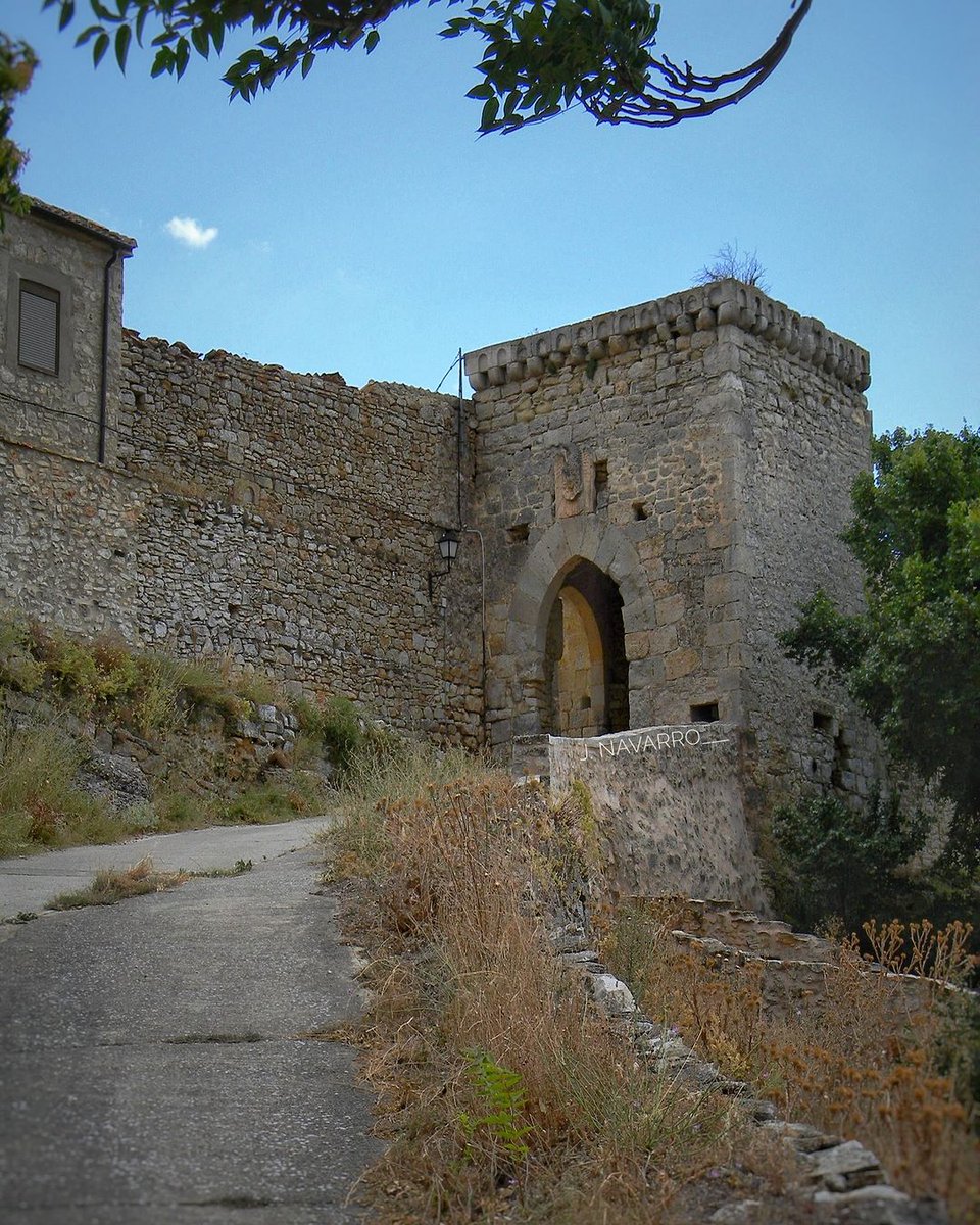 sorianitelaimag's tweet photo. ¿Buscas un lugar donde perderte? Rello, en los Altos de Barahona, te ofrece naturaleza y un patrimonio histórico único: murallas, calles y una torre de agua. 🏰 Todo el conjunto es Bien de Interés Cultural. ¡Ven a descubrir su magia! ✨ #Rello #SoriaNiTeLaImaginas #DescubreSoria https://t.co/bKrubXbNoL