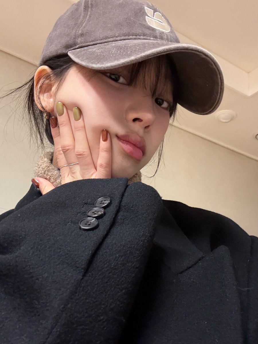 winrina_bbl's tweet photo. 💙💭 250126
[6:28pm KST]

+pic

+pic

“I’m off-✈️💙”

“I’ll go and come back safely”

“My nails aren’t jujubes, they’re… chocolate forest..”
(T/N: Chocolate forest is a Baskin Robbins flavour; the colour of her nails look like the ice cream 😂) https://t.co/E3WdKeeiWB
