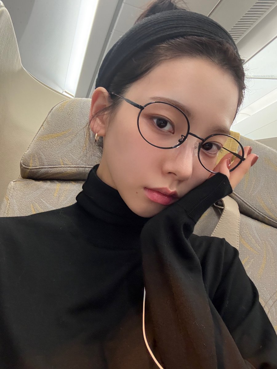 winrina_bbl's tweet photo. 💙💭 250126
[6:28pm KST]

+pic

+pic

“I’m off-✈️💙”

“I’ll go and come back safely”

“My nails aren’t jujubes, they’re… chocolate forest..”
(T/N: Chocolate forest is a Baskin Robbins flavour; the colour of her nails look like the ice cream 😂) https://t.co/E3WdKeeiWB