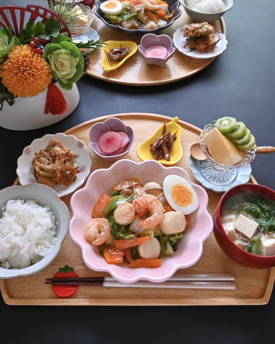 こんばんは😊
今夜は野菜たっぷりの八宝菜
うずらの卵の代わりにゆで卵😆
納豆と干し海老のかき揚げも美味しいよ😋いつもはねぎ多めで作るけど、今日は玉ねぎも入れたよ。