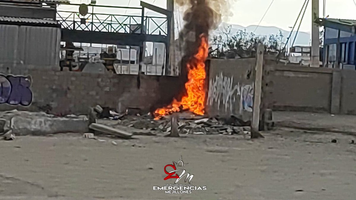 #Mejillones 🔥 #EM 🚨
09:00hrs Unidades de emergencias de la comuna concurren a la intersección de Av. San Martín con Riquelme por quema de basura en terreno. 
Al lugar personal de #Bomberos y #Carabineros.