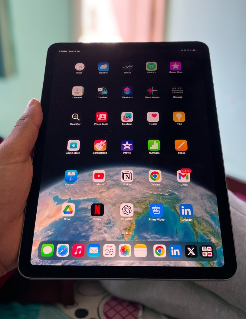 iamankiitt's tweet image. Just bought an iPad from @Flipkart , and it was delivered in just 21 minutes! Incredible how e-commerce is shifting towards lightning-fast deliveries. 

#Flipkart #iPad #QuickDelivery #Ecommerce #Tech