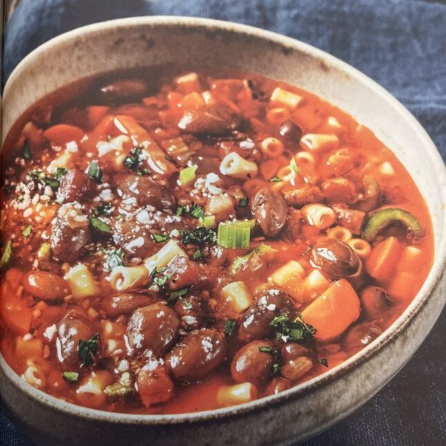CropTrust's tweet photo. 🌱 Packed with protein, iron, and fiber, #beans 🫘 feed millions, but their diversity often goes unnoticed—but not by Steve Sando.

His Rancho Gordo partners with small farmers &amp; chefs to celebrate heirloom beans &amp; their culinary potential. 🍴

Learn more: https://t.co/zCkJJwqcKT https://t.co/YhSV3xzGev