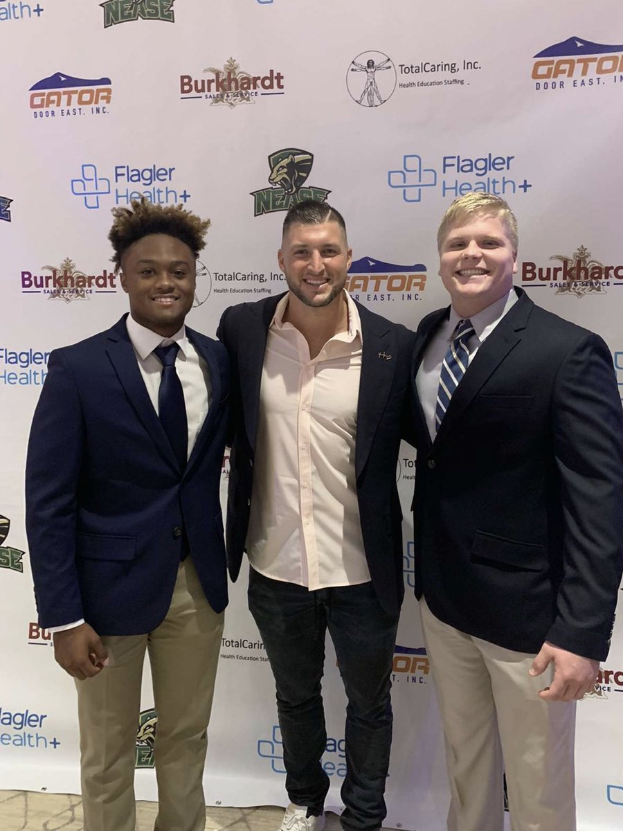 aylbgleague's tweet photo. When you almost break Tim’s high school record you get to shake his and sit down and eat with him. https://t.co/yLFZDQpBSI