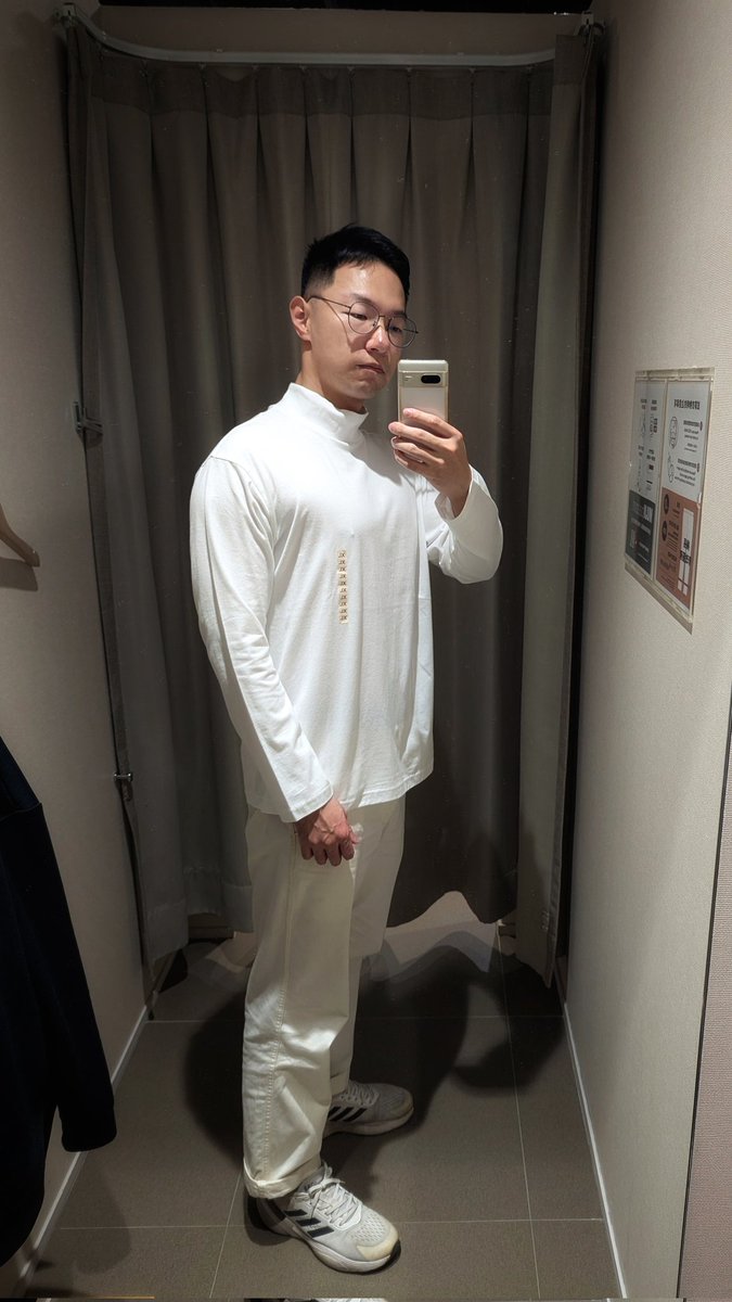 增肌同時增了好多脂肪，胖到要穿XL了，但還是穿著衣服才顯壯😌