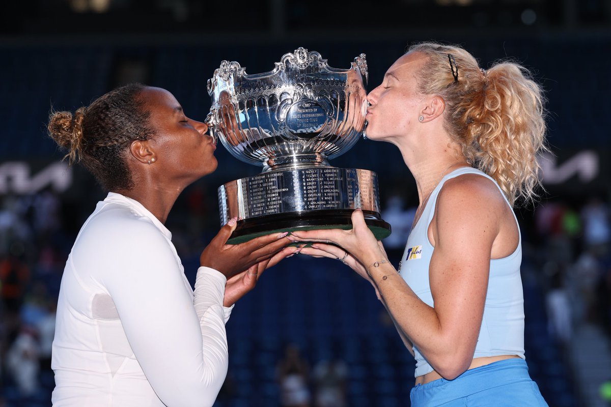 ¡CAMPEONAS! 🏆🍾

🔸️Katerina Siniakova 🇨🇿 y Taylor Townsend 🇺🇸 se quedaron con el título de dobles en el #AusOpen tras superar a Hsieh/Ostapenko por 6-2, 6-7 (4) y 6-3.