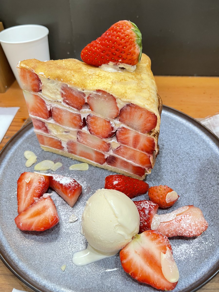 nz46mm's tweet photo. 苺のミルクレープ🍓 https://t.co/zxy0cGXkQu