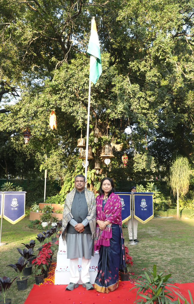 dpradhanbjp's tweet photo. Unfurled the national flag at my residence today. 

Celebrating #RepublicDay with family, friends and staff and singing the national anthem together is always special. The tricolour flying high in all its glory is a sight that fills every Indian with pride and joy. May our tricolour inspire us to contribute more towards realising the goal of Viksit Bharat.
