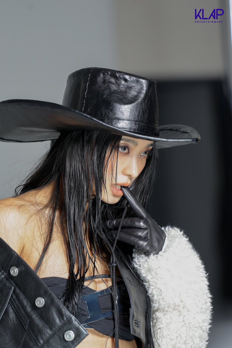 picsistar's tweet photo. bora - no more (ma boy) behind the scenes https://t.co/54GpbnIV6M