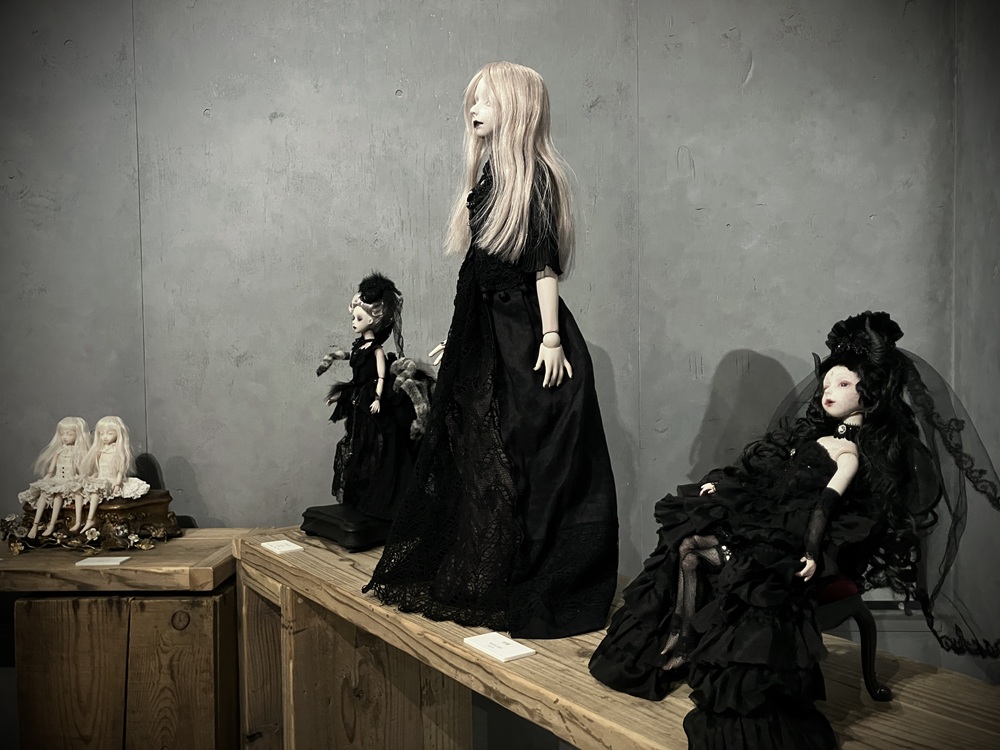 ようしさん個展『 花に沈む月 』4日目もご来廊を誠に有難うございました。
　
明日いよいよ最終日を迎えます。
沢山の想いが詰まったこの空間が消えてしまう前にお一人でも多くの方にご高覧頂けますと幸いです。
ようしさんは16時頃から閉幕までご在廊の予定です。
何卒宜しくお願い致します🌙