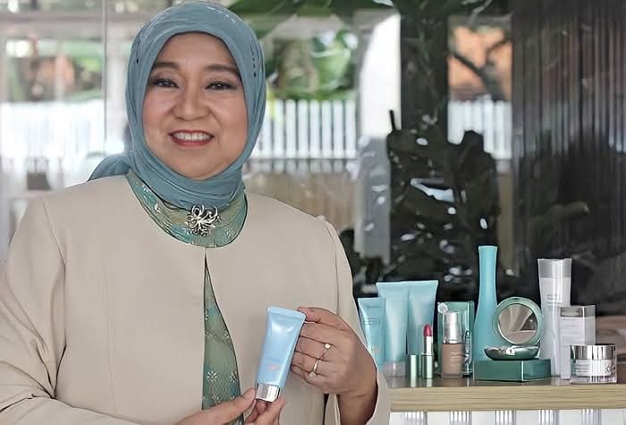 Real "crazy Rich" itu gak crazy &amp; gak flexing

Perkenalkan ibu Nurhayati Subakat. Owner WARDAH Kosmetik.

Wardah pernah menjadi brand dgn budget iklan terbesar di Indonesia.

 Kekayaan wanita Minang ini ditaksir sekitar 24T. Rutin menyumbang 52 M untuk pengembangan riset ITB.
