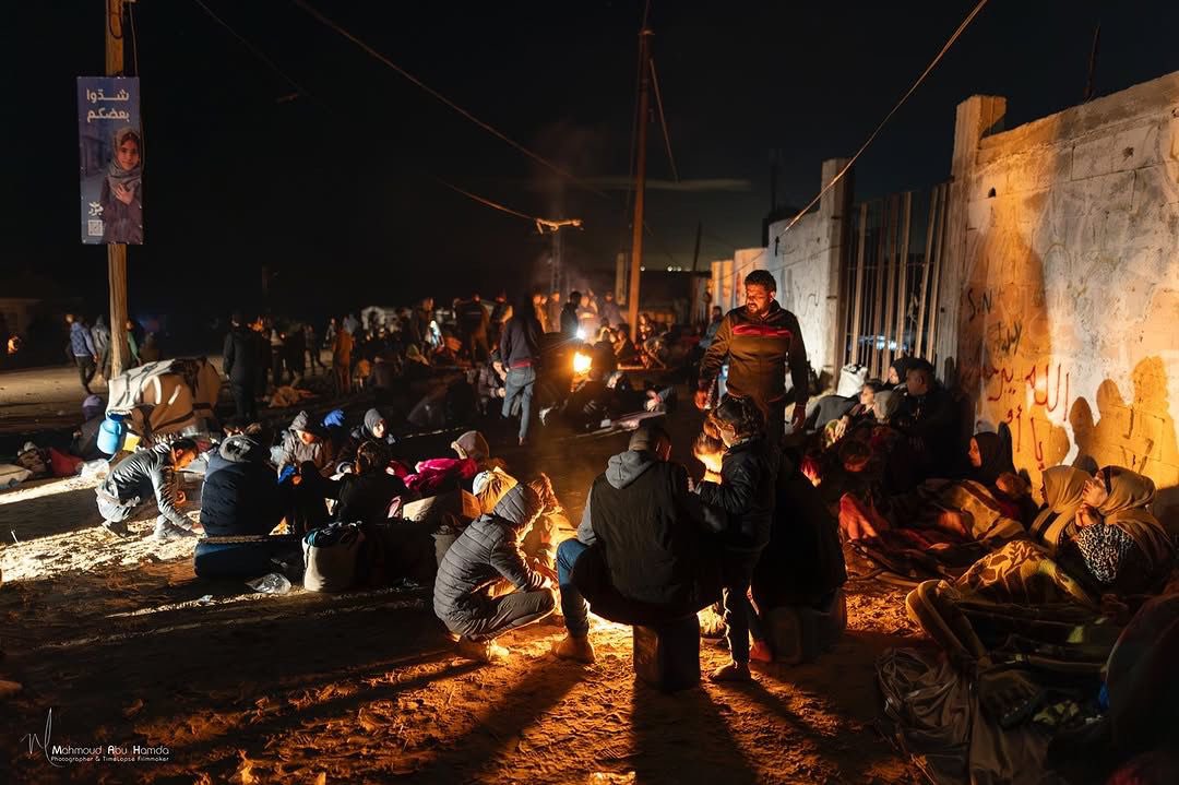 ZiaLulli1's tweet photo. Hanno dormito in strada, nell’attesa della riapertura del corridoio #Netsarim, per tornare alle loro case, nel nord.
Caro #Trump, i popoli non si cancellano
#Gaza https://t.co/ZG9pdipoNv