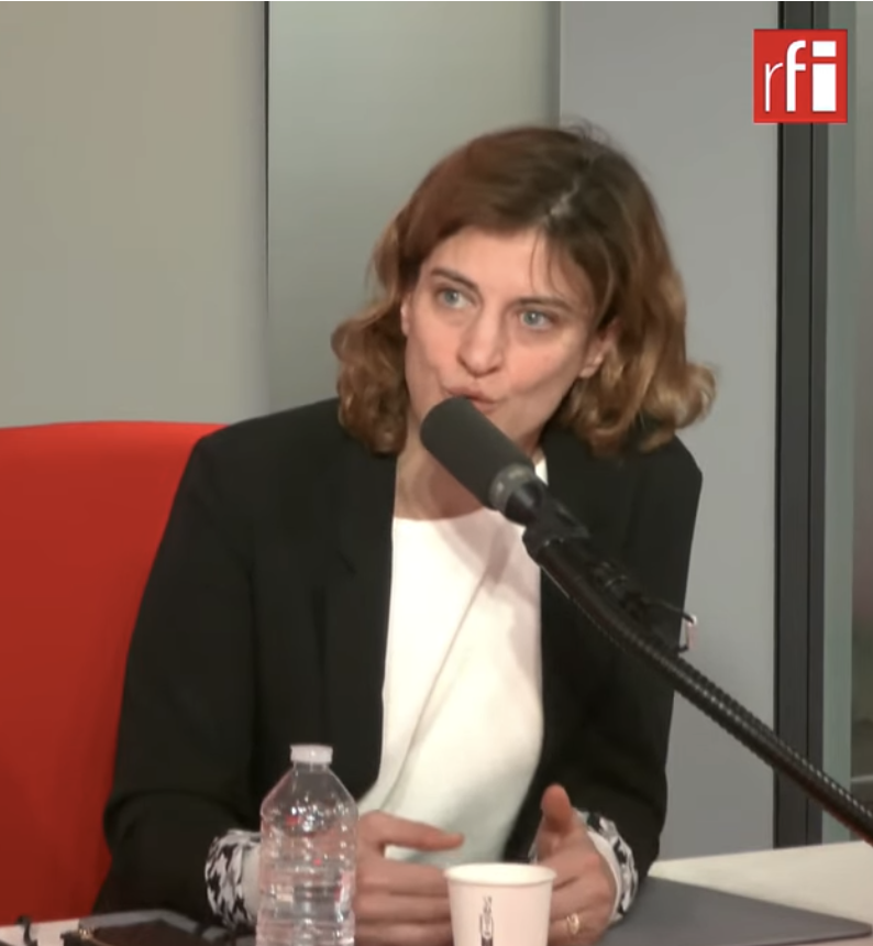 🗣️ «Les jeunes ont besoin de tuteurs &amp; de cadre. On ne va pas pointer du doigt les parents car, dans certains cas, ils sont pauvres &amp; fragiles. Aidons les personnes âgées dans ces quartiers à s'occuper des jeunes. Il suffit d'1 personne pour poser des limites» -<a href="/juliettemeadel/">Juliette Méadel</a>