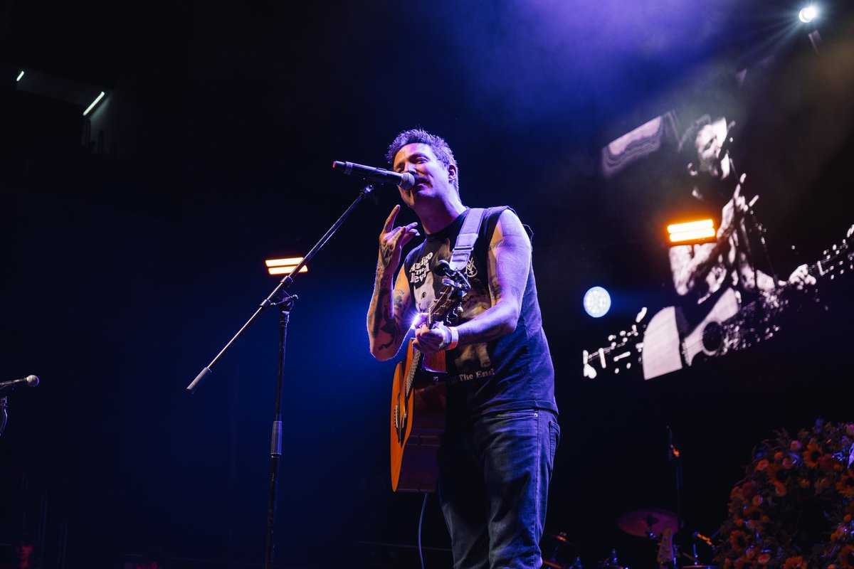 _MrIndie's tweet photo. Frank Turner llegó desde Inglaterra al Frontón México para acompañar a su gran amigo Lng/Sht en su última marcha 🖤🤟🏻🔥
📸: @makerocha
#ingland
#rock #lngsht #cdmx #music #portrait #ConceryPhotography https://t.co/SXeVsoSWQ4