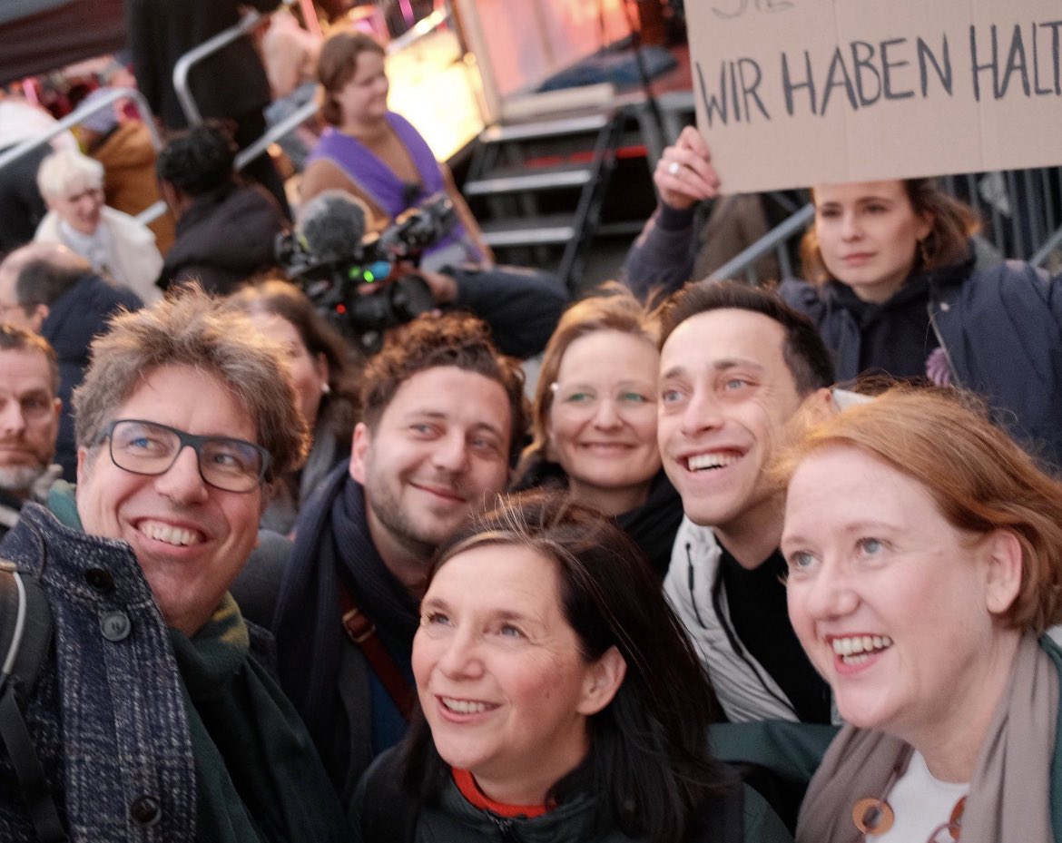 Diese „Demos gegen Rechts“ haben genau einen Zweck. 
Die Opfer sollen unsichtbar gemacht werden. 
Das Problem soll unsichtbar gemacht werden. 
Medial vor allem vom ÖRR flankiert, gelingt es. 

#Aschaffenburg #Aschaffenburgistbunt #TeamRobert 

Für die Opfer bleibt nur Hohn.