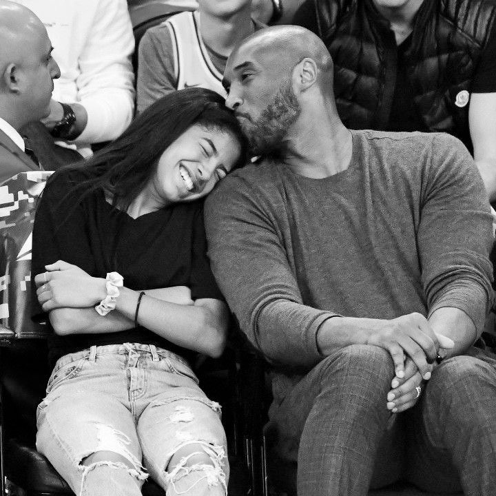juice_hhg's tweet photo. Le 26 Janvier 2020, une tragédie qu’on ne pourra pas oublier .. Kobe Bryant et  8 autres personnes dont sa fille Gianna sont décédés dans ce crash d’hélicoptère 
R.I.P aux victimes 🙏🏾🌹❤️ https://t.co/X2ZoDx9Spy