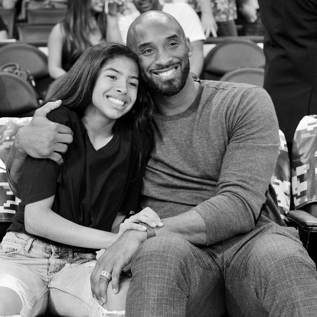 juice_hhg's tweet photo. Le 26 Janvier 2020, une tragédie qu’on ne pourra pas oublier .. Kobe Bryant et  8 autres personnes dont sa fille Gianna sont décédés dans ce crash d’hélicoptère 
R.I.P aux victimes 🙏🏾🌹❤️ https://t.co/X2ZoDx9Spy