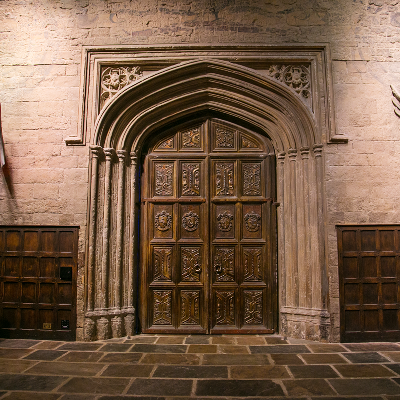 SAS_The01's tweet image. ⠀
Seorang pemuda dengan senyum manis muncul di hadapan mereka tidak lama kemudian. “Selamat datang! Apakah perjalanan kalian menyenangkan?” sapanya ramah. “Mohon perhatikan sikap kalian di dalam nanti, ya.”
⠀