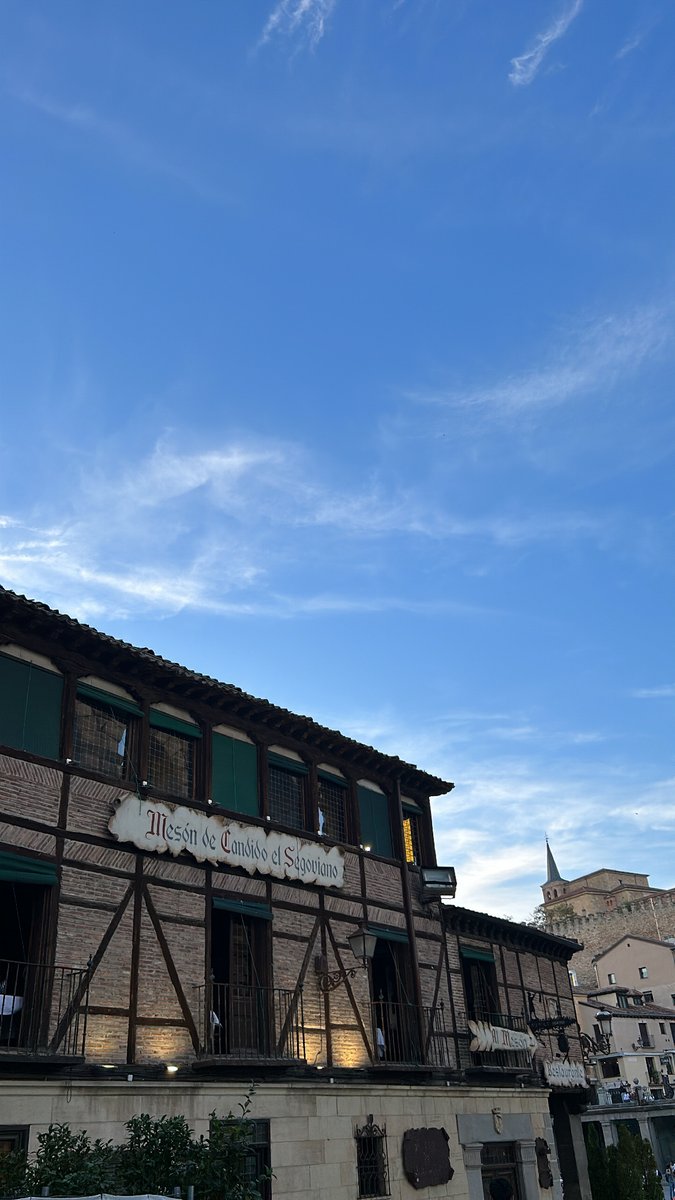 Los domingos son únicos en Mesón de Cándido. 😊 Las mejores vistas y una gastronomía ligada a la tradición te están esperando en Segovia.