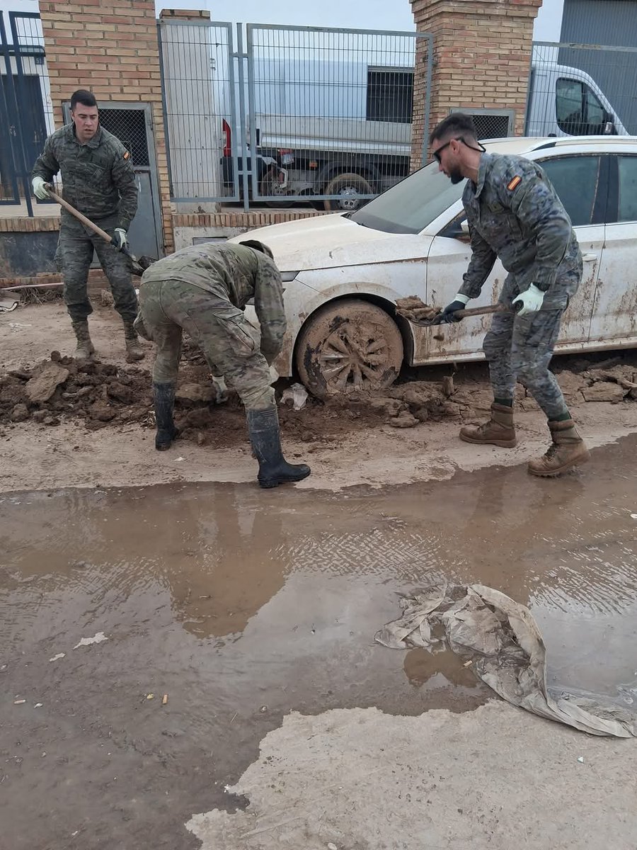 FUTER_ET's tweet photo. Los militares del #RAAA73 (#Cartagena), del #RAAA74 (#SanRoque) y UTMAAA (El Copero-#Sevilla), junto con la Unidad Militar de Emergencias, siguen trabajando en la limpieza de calles en #Albal, #Catarroja y #Benetusser.
 #SomostuEjercito #FuerzasArmadas. https://t.co/ovnUEs5Qvp