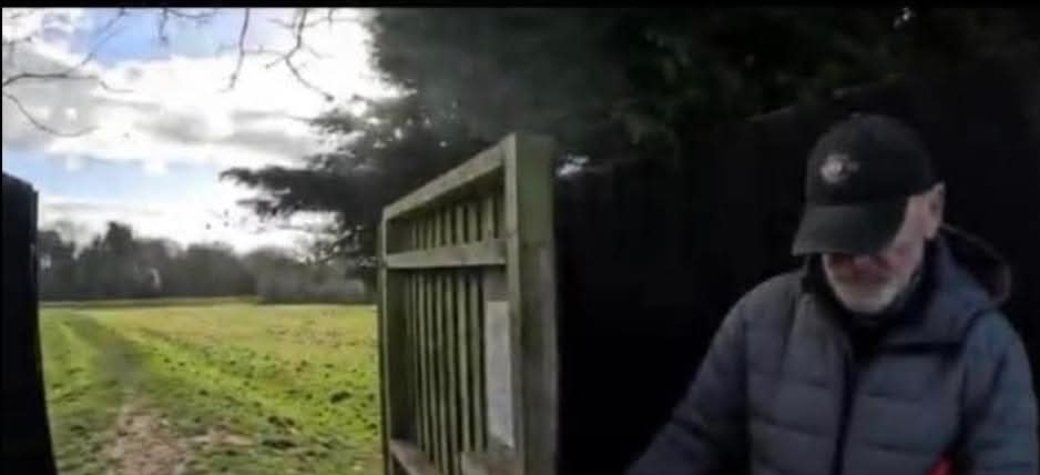 Don_earnshaw's tweet photo. For someone who doesn't like "pests" he had zero issues with speaking to Curtis @DJEMEDIA_ 

Keith Barlow not the only grey man around 70

If Tony wasn't there how did he know where Willow was running for fact?

He likes to be everywhere 

#nicolabulley #greyman @Rowanwater https://t.co/5k1gqiZTBr