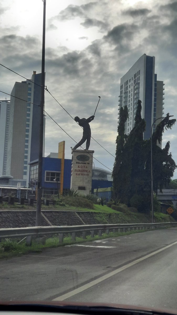 Qalamsule's tweet photo. Sekarang cikarang udah berkembang pesat, kantorku juga di cikarang, tiap hari pp 90 kilo. Tapi maaf, kalo untuk beli rumah di cikarang gak dulu🙏🙏, gak kuat menghadapi macetnya 😭😭. https://t.co/YsATX0o5MY