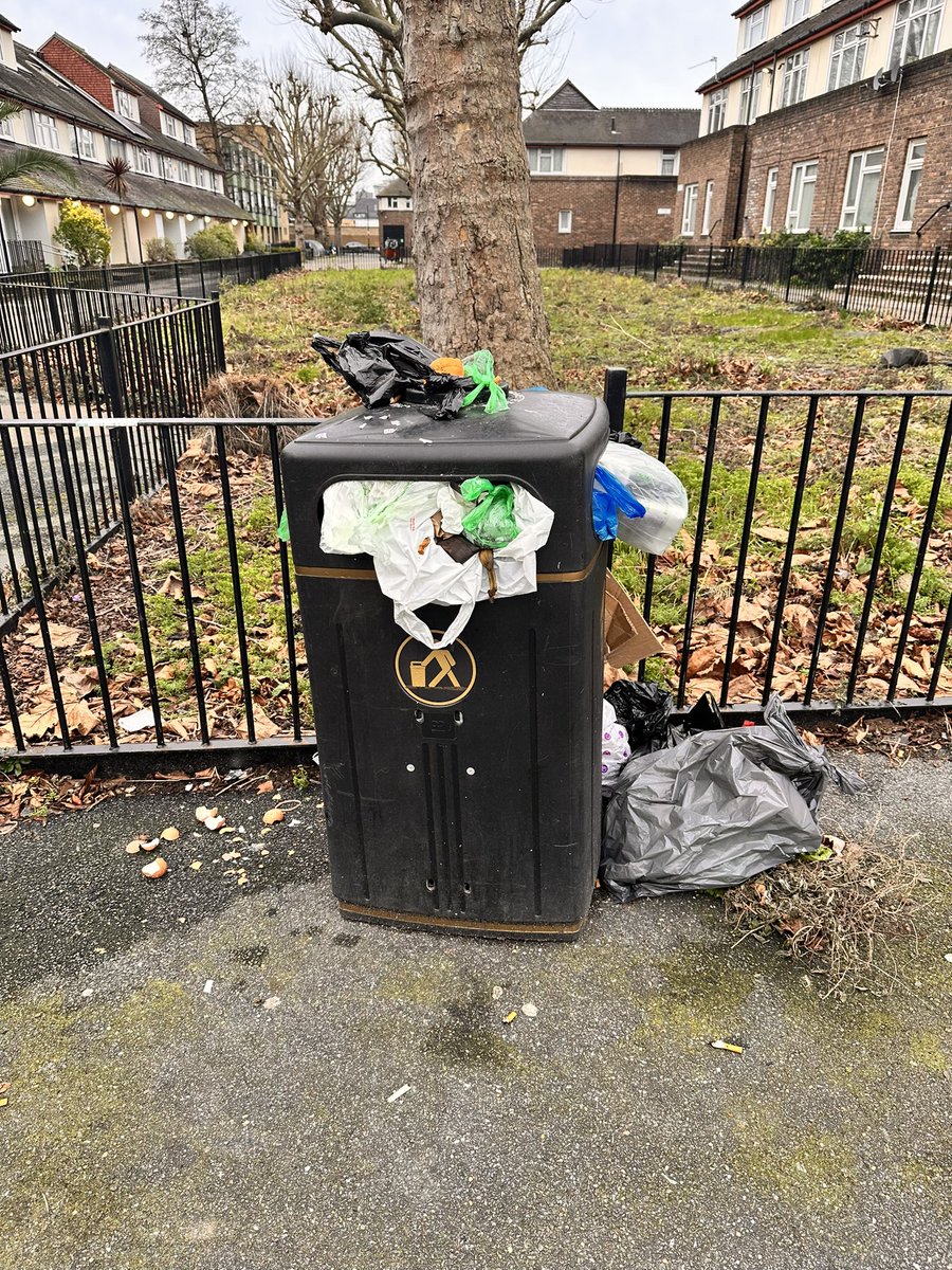 setchell_tra's tweet photo. Another day, another overflowing bin photo. Why hasn’t this bin been cleaned yet @lb_southwark ?
@sunnylambe @CassandraaBrown @Leo_Pollak https://t.co/hvDqZpoOpe