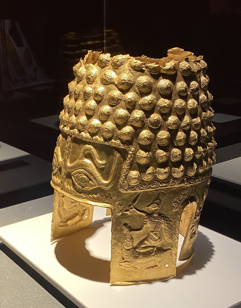 antigua_roma's tweet photo. 🚨El mayor tesoro de oro de la Dacia ha sido ROBADO🚨

En la madrugada del sábado, pasadas las 3:45h, la policía fue alertada de una explosión en el Museo Drents, en Assen (Países Bajos).

Unos ladrones habían robado el llamado casco Coțofenești, la mayor joya arqueológica de la Dacia.