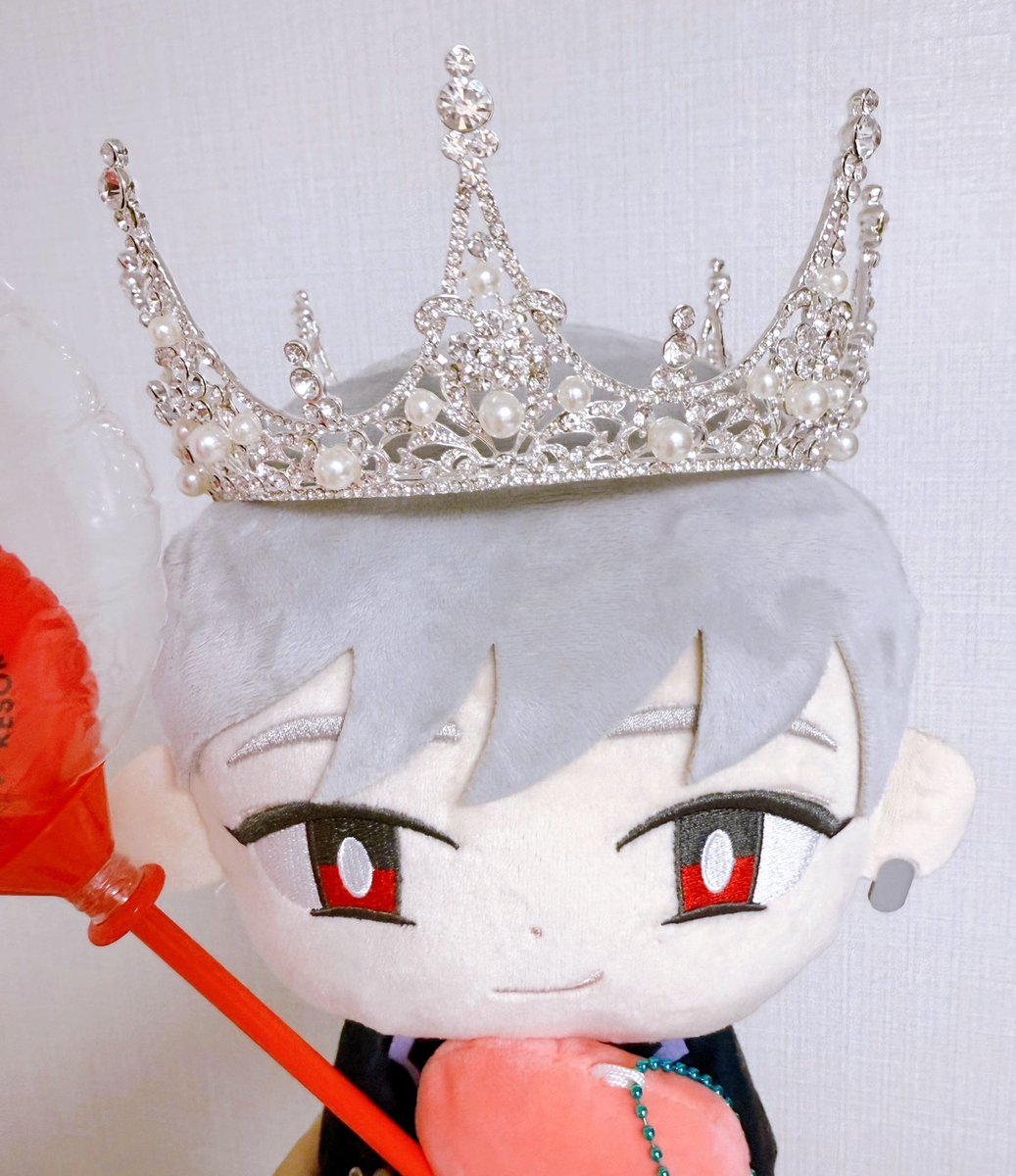 thme_mina's tweet photo. プレサ2部で古瀬さんがこの王冠つけてる写真や動画など持ってる方いらっしゃいましたらお恵み下さると嬉しいです😭❤️
よろしくお願いします🙇‍♀️ https://t.co/hfURaCCaPO