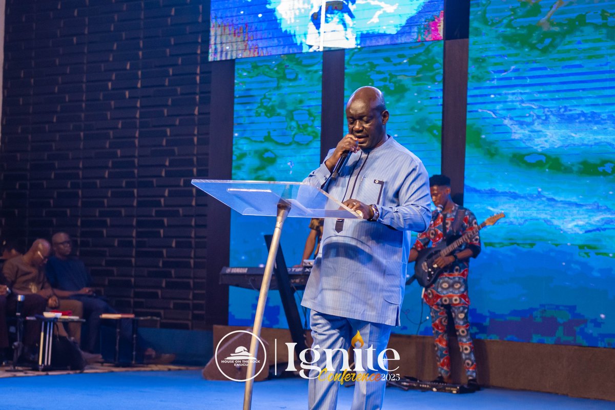 HotrWordhouse's tweet photo. Before the guest minister is invited to bring the Word of God this morning, let's welcome Rev. Edwin Biayeibo to make prophetic declarations.
"Isaiah 58:8"
- When you open your mouth, the Lord will answer you speedily.
#IgniteConference
#HOTREnugu
#HOTROnline
#HOTRService https://t.co/SLSf9pO2ZO