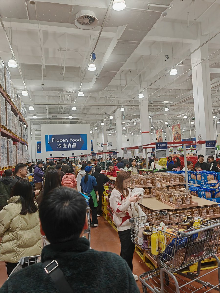 前几年过年一线城市不是几乎空城了吗，怎么今年的广州这么夸张。到番禺非常塞车，去个山姆挤得动弹不得。