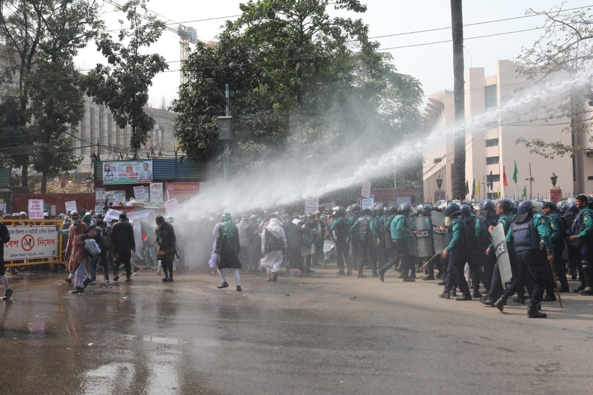 tbsnewsbd's tweet photo. Police use batons, water cannons to disperse madrasa teachers protest in Shahbagh
Photo: TBS
Link in Comments
#policebaton #madrasateachersprotest #Shahbagh #watercannons #TBSNews https://t.co/387PuFbGYB