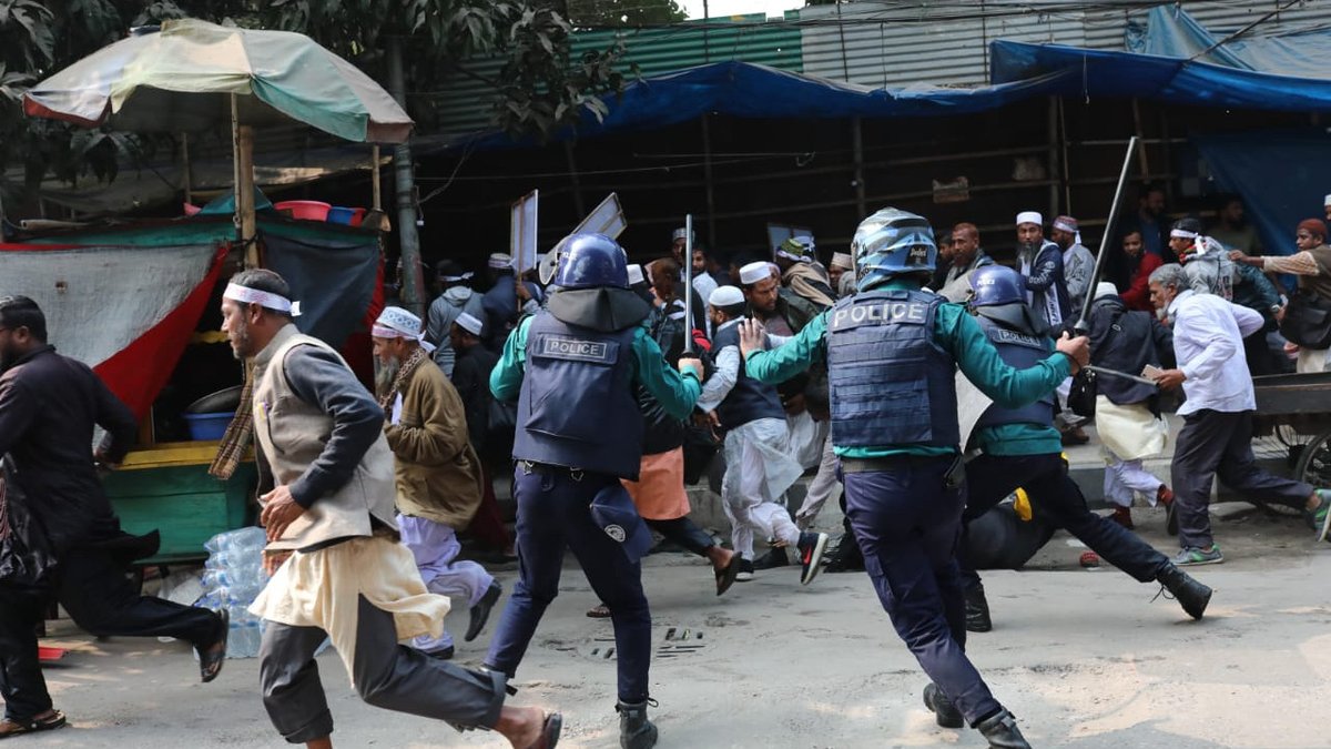 tbsnewsbd's tweet photo. Police use batons, water cannons to disperse madrasa teachers protest in Shahbagh
Photo: TBS
Link in Comments
#policebaton #madrasateachersprotest #Shahbagh #watercannons #TBSNews https://t.co/387PuFbGYB