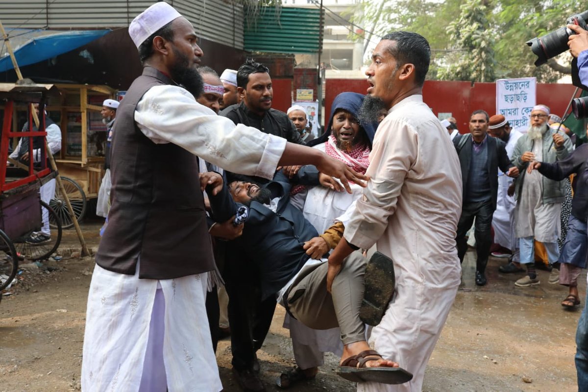 tbsnewsbd's tweet photo. Police use batons, water cannons to disperse madrasa teachers protest in Shahbagh
Photo: TBS
Link in Comments
#policebaton #madrasateachersprotest #Shahbagh #watercannons #TBSNews https://t.co/387PuFbGYB