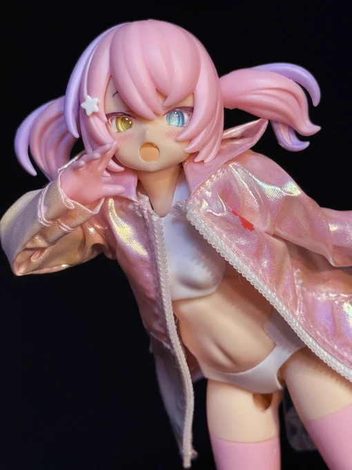 PUNI☆MOFU マオ できた。美プラ初開眼だったけど何とか容になったかな。アイはめだまやさん製、服はSnail Shellのスネちゃんパーカー オーロラピンクVer.プレ値だったけどマオに似合いそうだったので買っちゃいました。(右手のポーズは特に意味ないです。本当です。。。) 