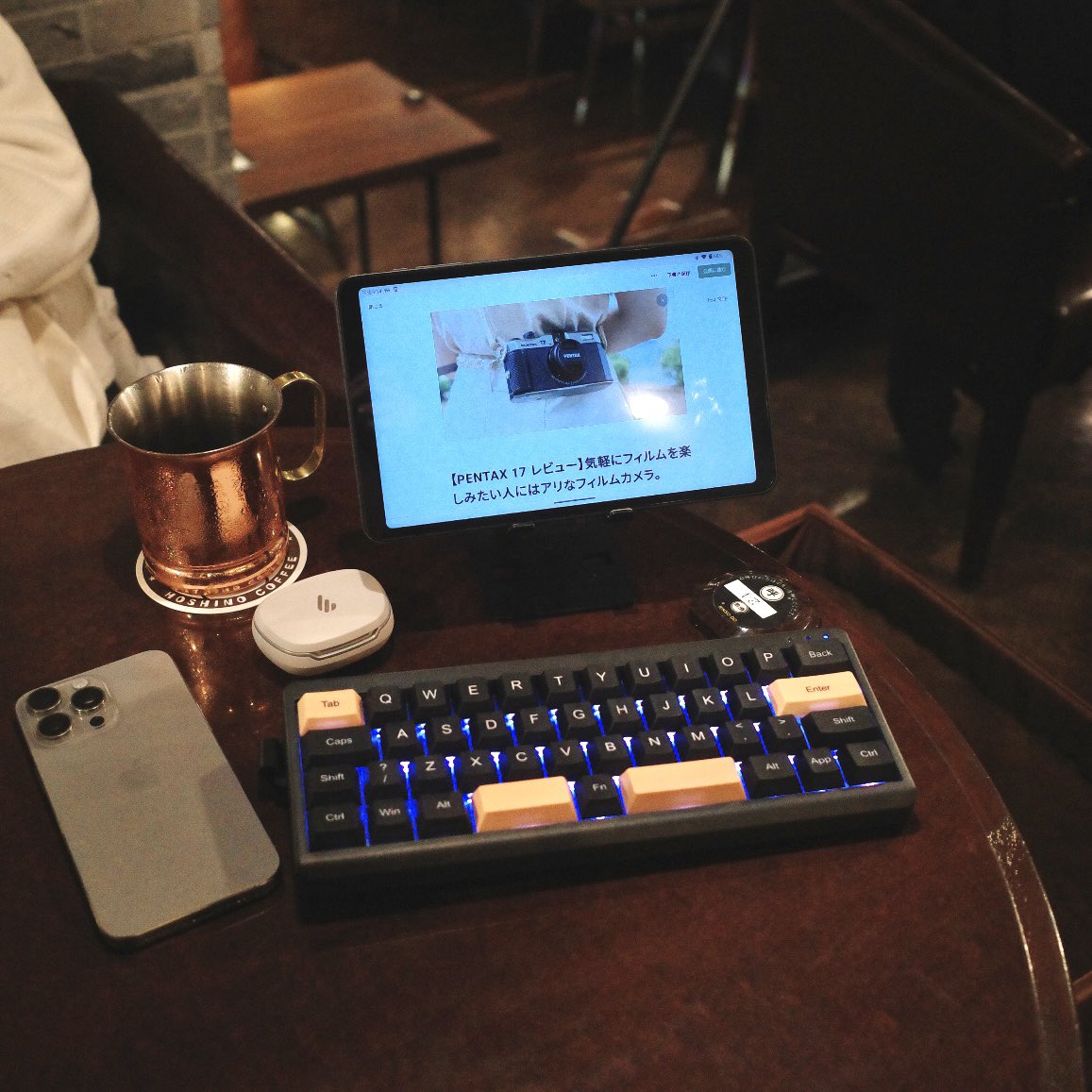 GadgetMitchy's tweet photo. コンパクトサイズで持ち運びもしやすいワイヤレスキーボード「EPOMAKER TH40」を提供していただきました。

まずこのサイズ感、最高です。
40%レイアウトなので打ちにくいかな〜と思っていましたが全然そんなことはなく、かなり滑らかに打てます。

打鍵感も良く、カタコトコロっとした音で最高。 https://t.co/d5WkqVG2fn