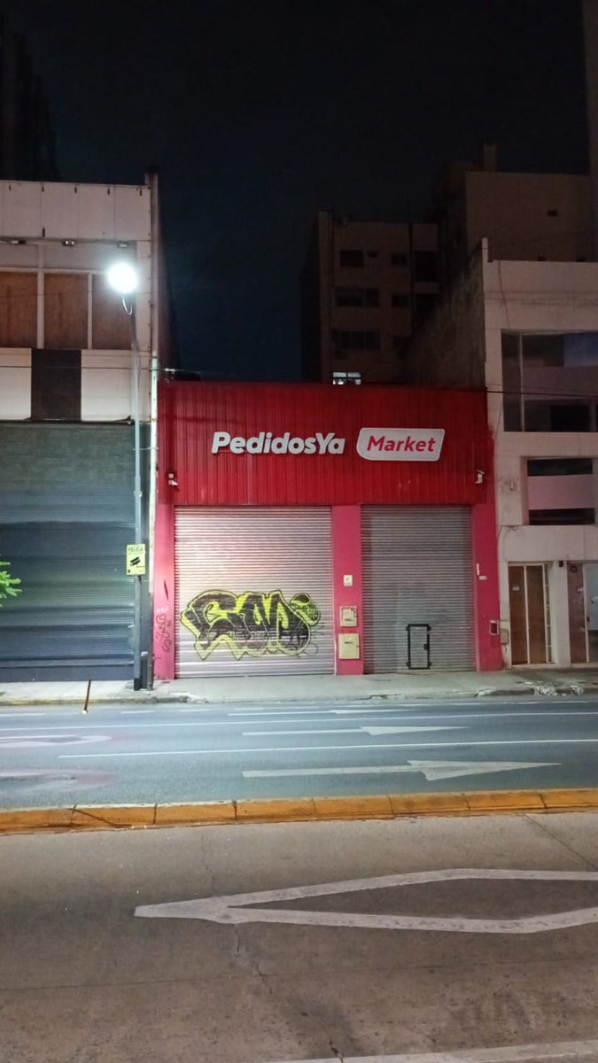 thrashmetalera's tweet photo. recién pasé por la embajada de venezuela https://t.co/HZn1lJnl8s