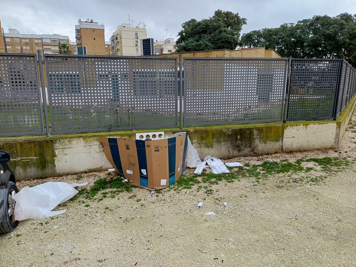 Resumen gráfico del #barriocontadores
Falta de inversión y proyectos en solares degradados. Inseguridad ciudadana. Drogadictos y pedigueños drogandose y haciendo sus necesidades en plena calle a los ojos de nuestras familias. ¿Esta es la #Sevilla del progreso <a href="/jlsanzalcalde/">José Luis Sanz</a>?