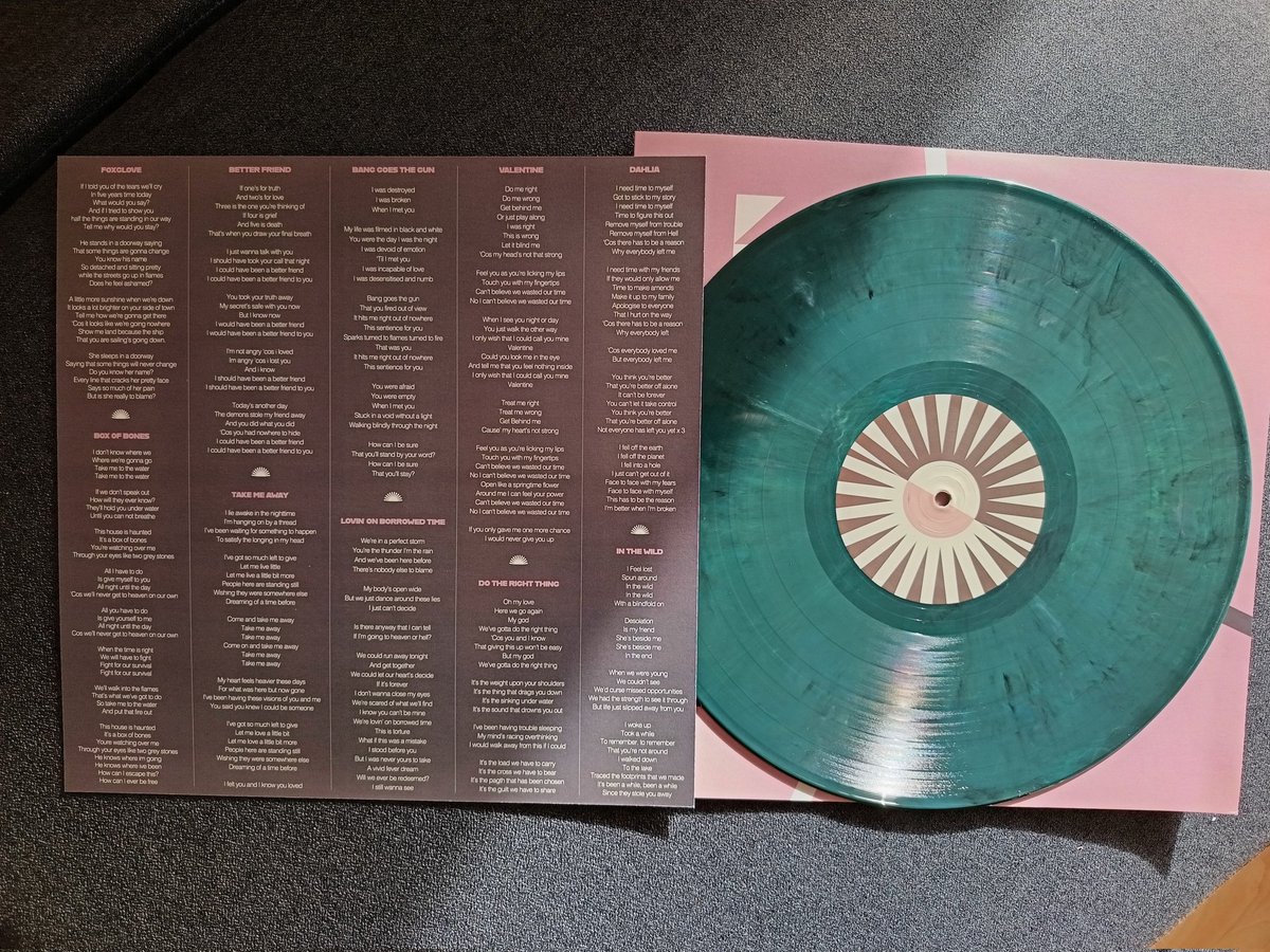 WalkingTheWire8's tweet photo. This beauty has arrived and I really love it @haarmband.
I am so happy to hold your amazing record in my hands and it sounds fantastic!!
Thanks for your lovely message, it put a big smile on my face. And look what the sun does to that beautiful green☀️🎶❤️
#vinylrecords #HAARM https://t.co/pz9d4EZydD