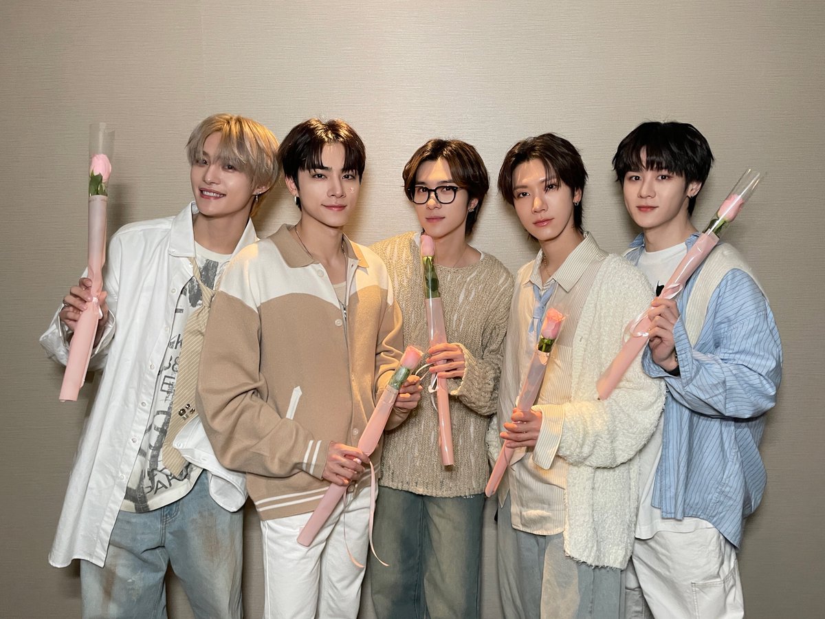 WayV_official's tweet photo. 𝖶𝖺𝗒𝖵 𝗐𝗂𝗍𝗁 ❀˖° 

#WayV #威神V https://t.co/0xEhxriW5l