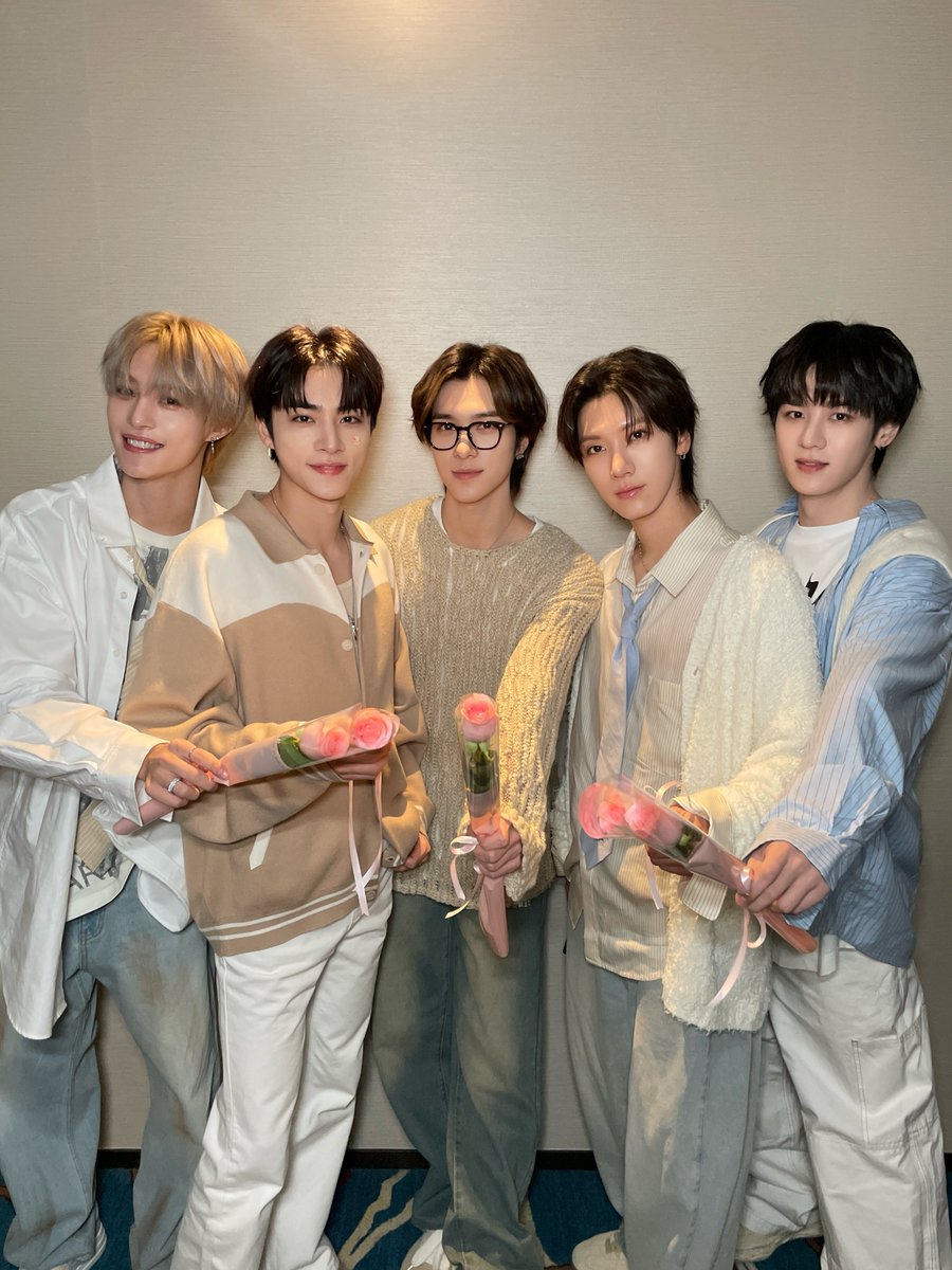 𝖶𝖺𝗒𝖵 𝗐𝗂𝗍𝗁 ❀˖° 

#WayV #威神V