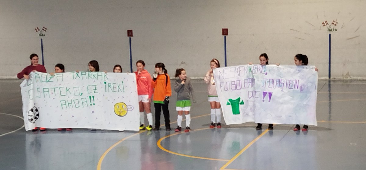 "Gauza txarrak esateko, ez ireki ahoa"🤫
"Neskek ere futbolean jolasten dute".
Gure nesken taldean,  errespetu eskatzen.
Harro gaude zuetaz!
@arabakofutolerakunde <a href="/mendialdeaipige/">MENDIALDEA IPI GE-AMPA</a> <a href="/Araba/">Arabako Foru Aldundia | Diputación Foral de Álava</a> #deportescolar #irainikezetakitto #elinsultarsevacabar